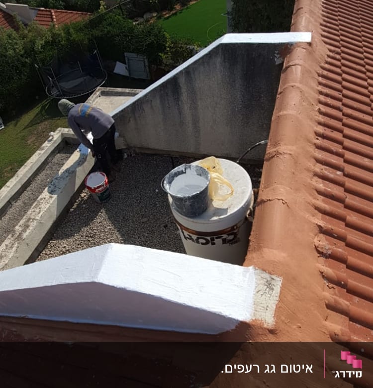 איטום גג רעפים.